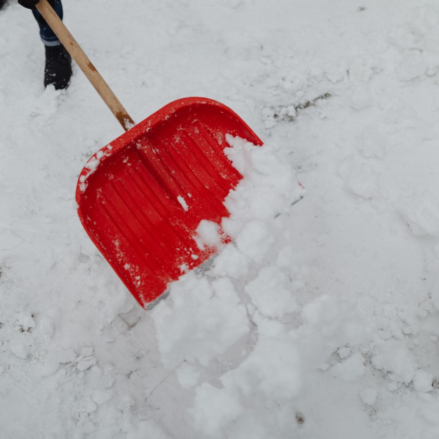 スコップで雪かきをしている様子